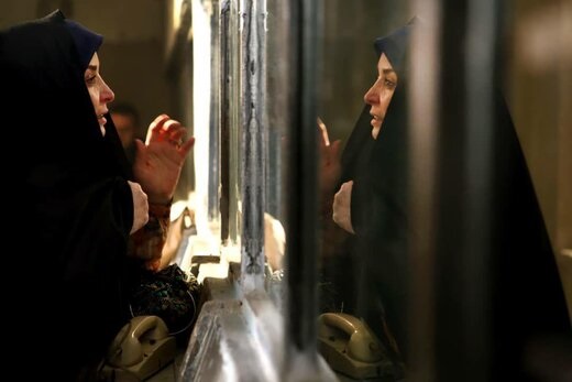 ژاله صامتی در زیرخاکی ژاله صامتی در زیرخاکی