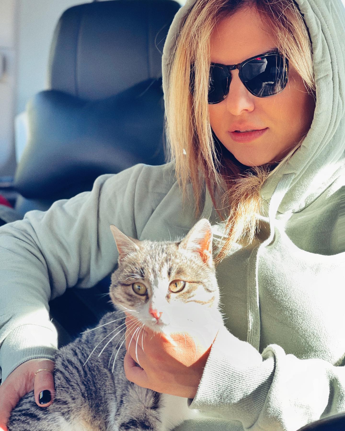 استایل دنیا مدنی با موهای بلوند و گربه در بغل + عکس استایل دنیا مدنی با موهای بلوند و گربه در بغل + عکس