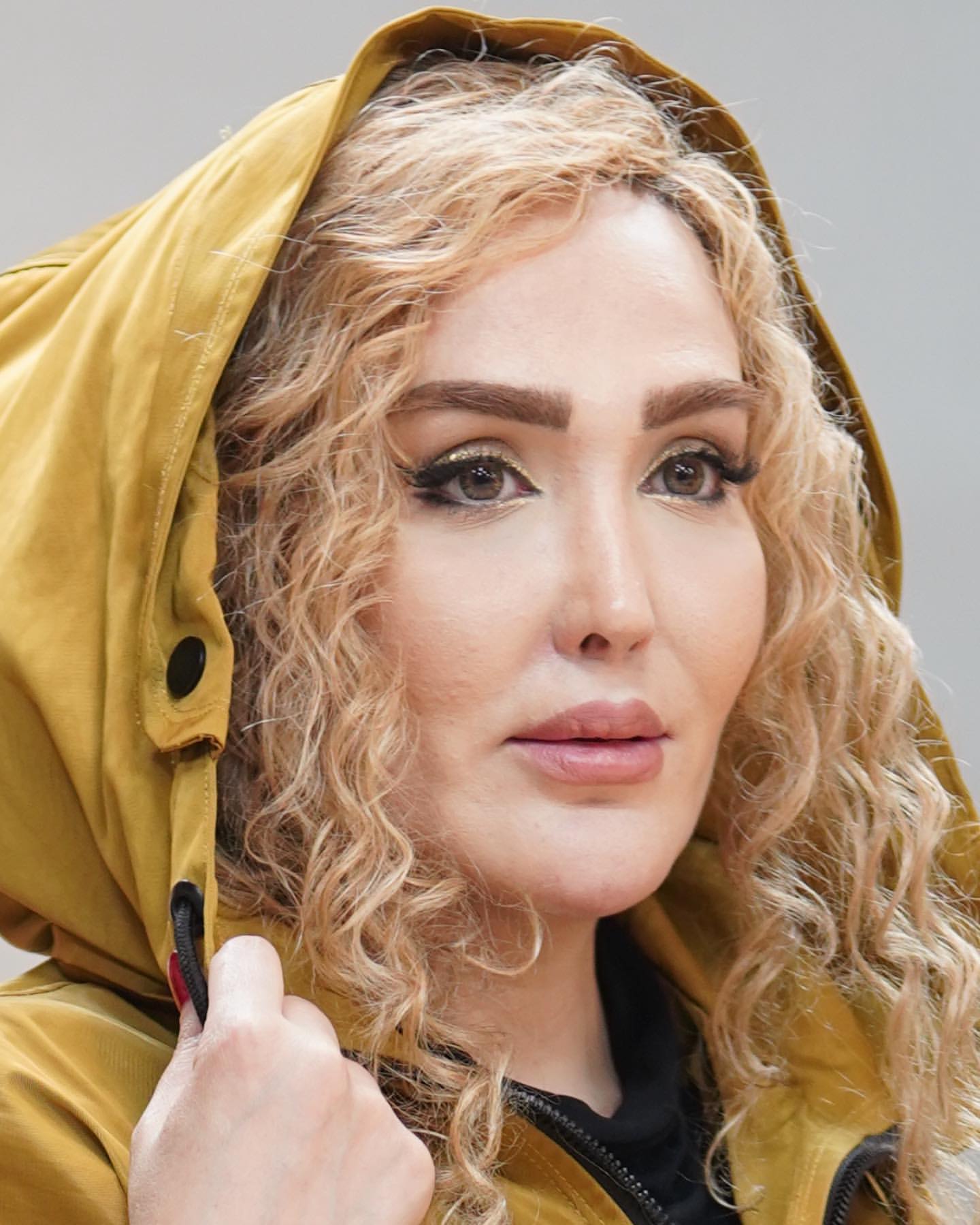 چهره زهره فکور صبور با موهای بلوند و صورت میکاب شده + عکس چهره زهره فکور صبور با موهای بلوند و صورت میکاب شده + عکس