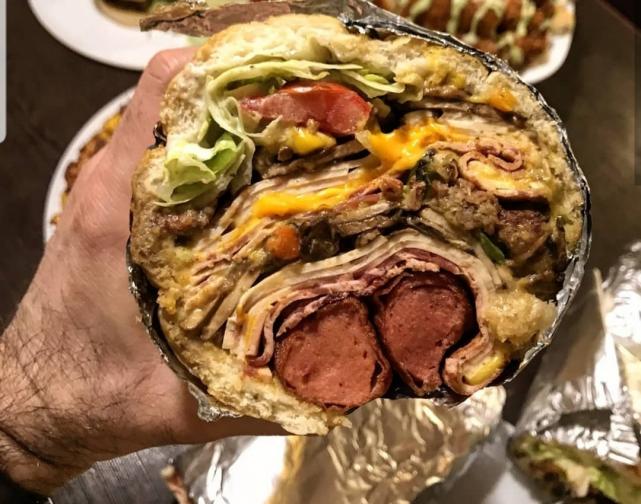 بلاگرها تا سرحد ترکیدن تشویق به خوردن می کنند/ ساندویچ بمبهای مرگبار ساندویچ غولی