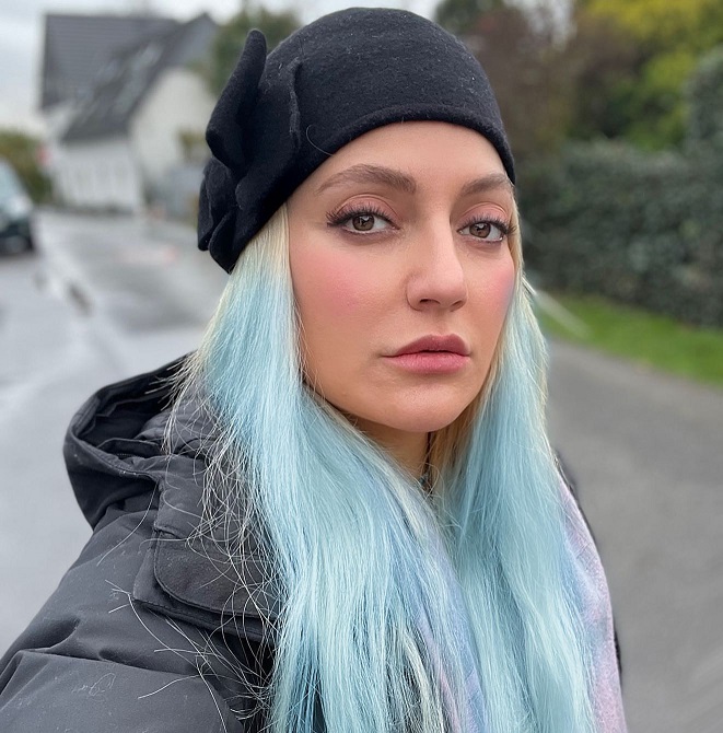 استایل مهناز افشار با کلاه و موهای آبی + عکس استایل مهناز افشار با کلاه و موهای آبی + عکس