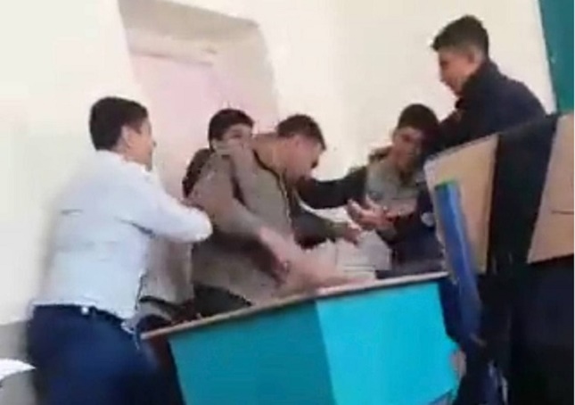 ماجرای کتک زدن معلم توسط دانش آموزان در بروجرد+فیلم ماجرای کتک زدن معلم توسط دانش آموزان در بروجرد+فیلم