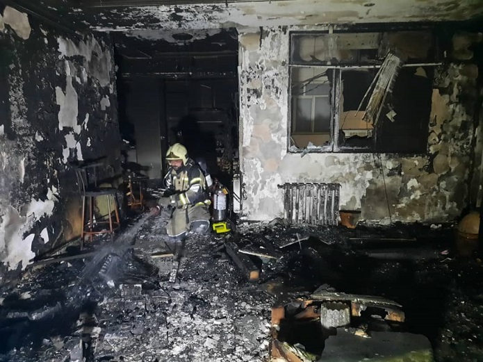 آتش سوزی در مجتمع ۴۰ واحدی غرب تهران/ نجات سه عضو یک خانواده از میان دود آتش سوزی