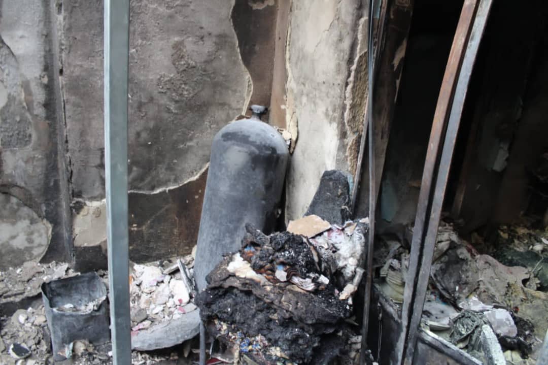 نگهداری غیرمجاز بنزین فاجعه به بار آورد/ مرگ مرد ۵۲ ساله در میان دبههای بنزین نگهداری بنزین در خانه