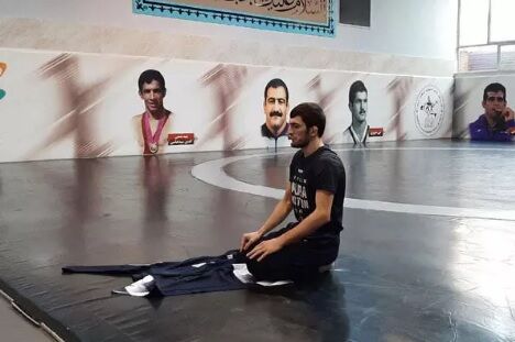 تصاویر دیدنی نماز خواندن قهرمانان کشتی روسیه در ایران