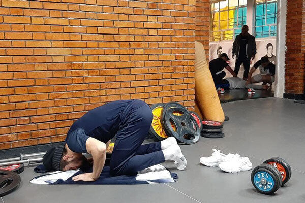 تصاویر دیدنی نماز خواندن قهرمانان کشتی روسیه در ایران