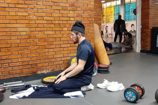 تصاویر دیدنی نماز خواندن قهرمانان کشتی روسیه در ایران