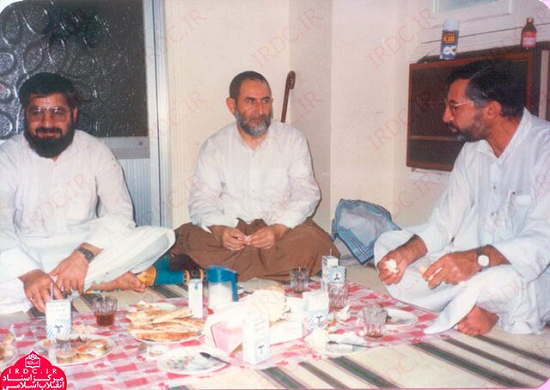 عکسی جالب از حسن روحانی بدون جوراب پای سفره! عکسی جالب از حسن روحانی بدون جوراب پای سفره!