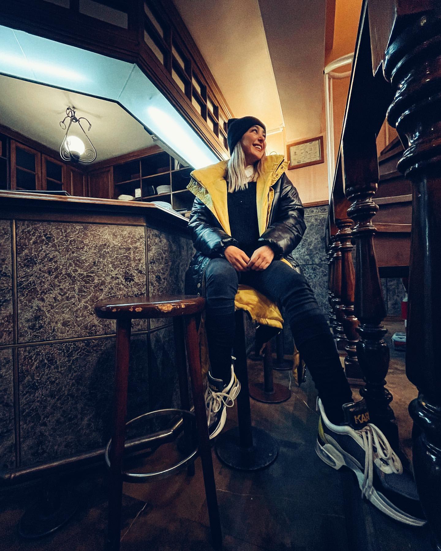 استایل الناز حبیبی با موهای بلوند در یک کافه + عکس استایل الناز حبیبی با موهای بلوند در یک کافه + عکس