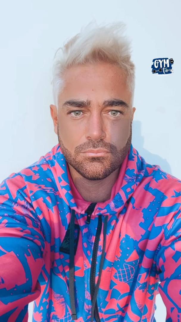 محمدرضا گلزار با موهای بلوند