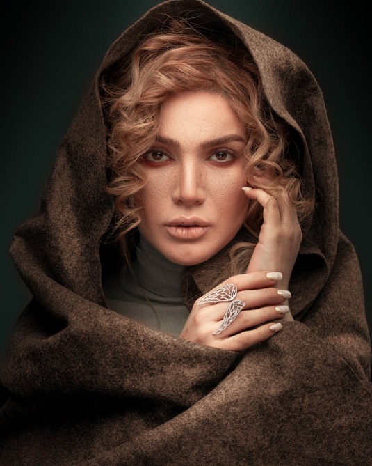 استایل عکاسی متین ستوده با مانتو شتری و موهای بلوند + عکس استایل عکاسی متین ستوده با مانتو شتری و موهای بلوند + عکس