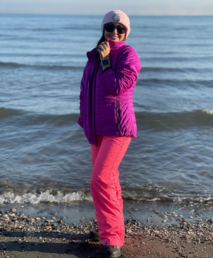 تیپ صورتی و کوتاه نفیسه روشن لب دریا + عکس تیپ صورتی و کوتاه نفیسه روشن لب دریا + عکس