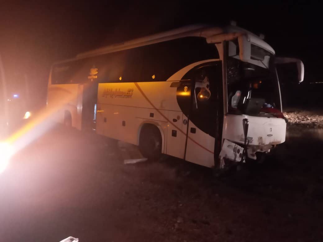 واژگونی اتوبوس در جاده مهریز به انار/۱۹ نفر مصدوم شدند واژگونی اتوبوس