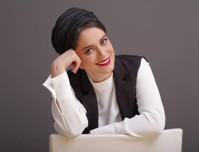 تصویر جذاب غزل شاکری با لباس محلی خوش رنگ + عکس