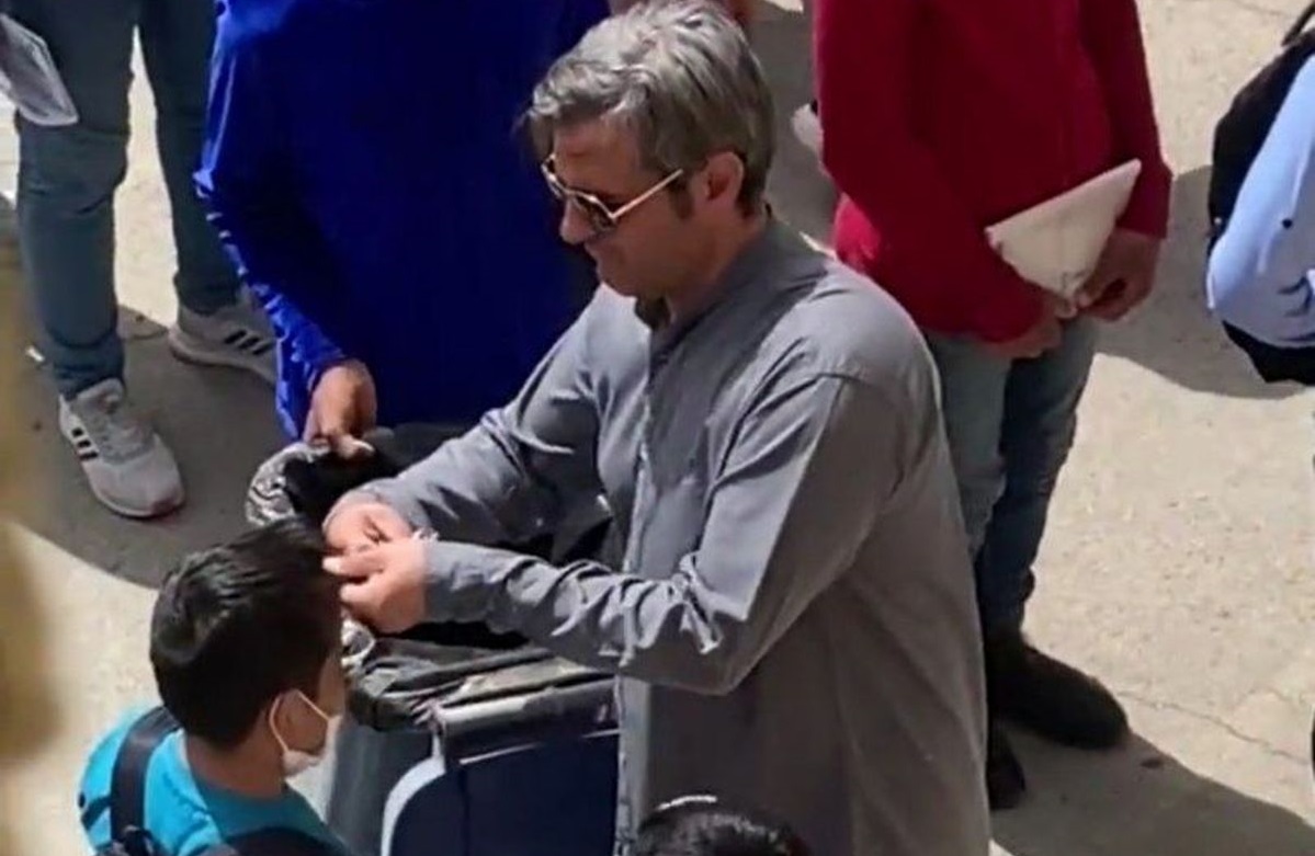 قیچی کردن موی دانش آموزان قیچی کردن موی دانش آموزان