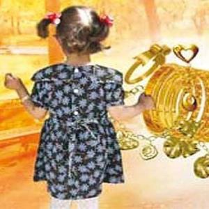 دزد عروسکها دستگیر شد/ یک زن طلای کودکان را می دزدید دزد عروسکها