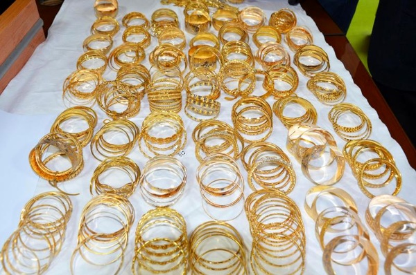 کشف سرویسهای طلا از مخفیگاه سارقان کشف طلای سرقتی