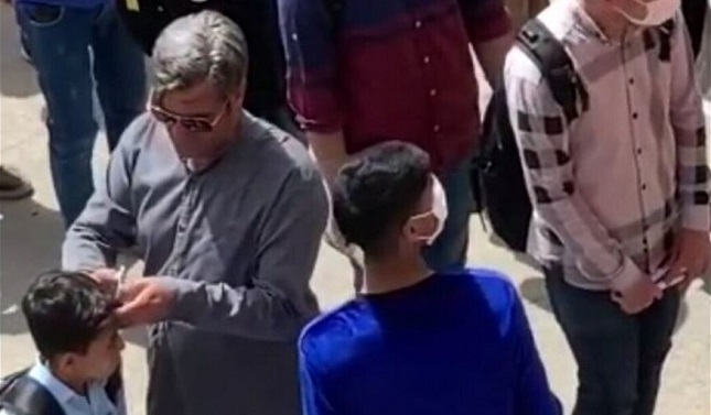 چرا دانش آموزان به قیچی کردن موی سر خود اعتراض نکردند؟ چرا دانش آموزان به قیچی کردن موی سر خود اعتراض نکردند؟