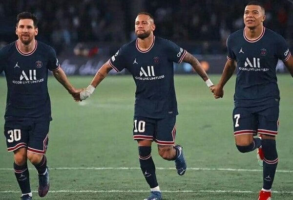 سلفی یک دختر با ستارههای فوتبال در آسانسور وایرال شد!/ تصاویر سلفی یک دختر با ستارههای فوتبال در آسانسور وایرال شد!/ تصاویر