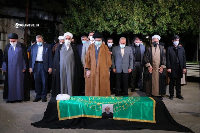 نماز رهبر انقلاب بر پیکر حجتالاسلاموالمسلمین ریشهری نماز رهبر انقلاب بر پیکر حجتالاسلاموالمسلمین ریشهری