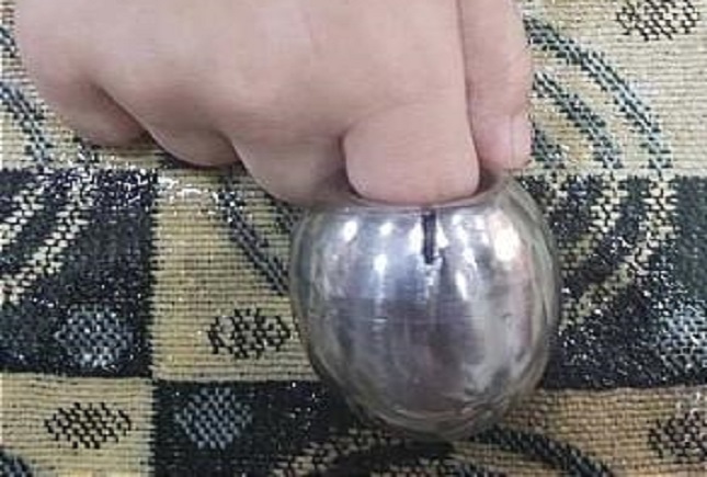 گیر کردن انگشت پسر بچه بازیگوش در نمکدان گیر کردن انگشت در نمکدان