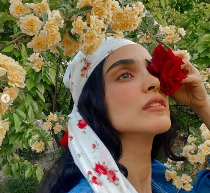 زیبایی چشم نواز الهه حصاری در میان گلها + عکس زیبایی چشم نواز الهه حصاری در میان گلها + عکس