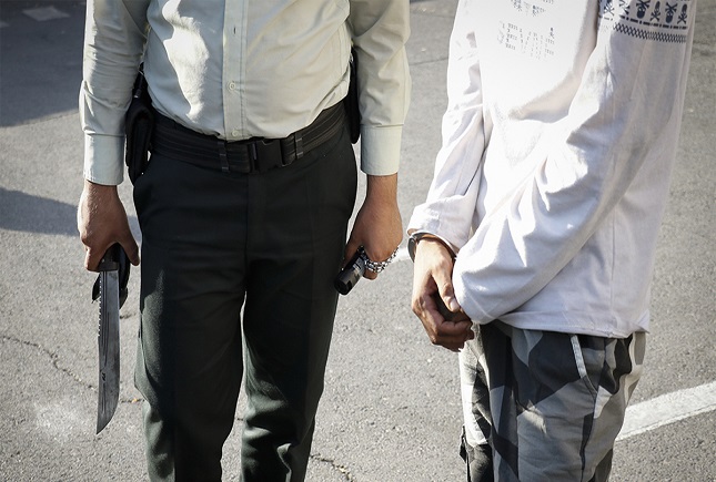 دستگیری دزدی که سکه طلا زورگیری میکرد دزد سکه های طلا