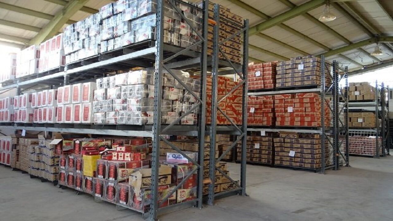 اجناس انبارهای احتکار کالا وارد بازار میشود اجناس انبارهای احتکار کالا وارد بازار میشود