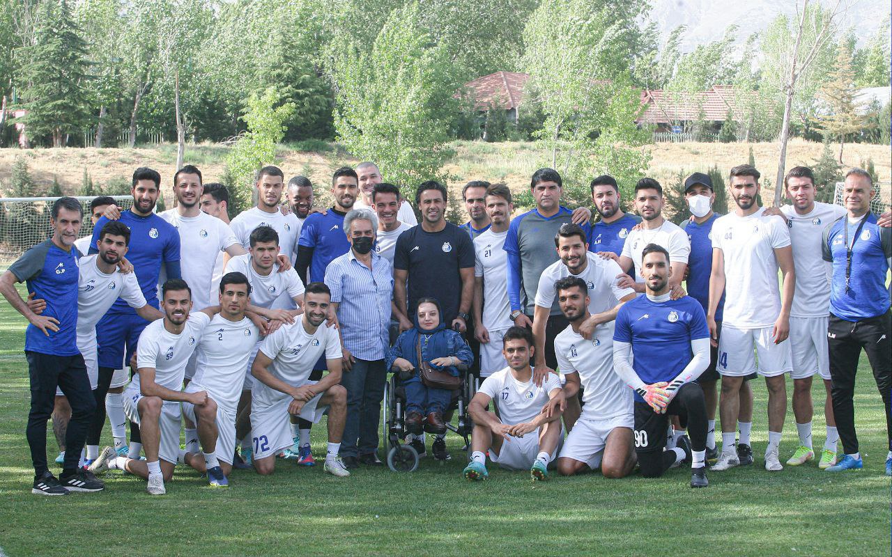 یک زن مهمان ویژه فرهاد مجیدی و استقلالیها در تمرین + عکس یک زن مهمان ویژه فرهاد مجیدی و استقلالیها در تمرین + عکس