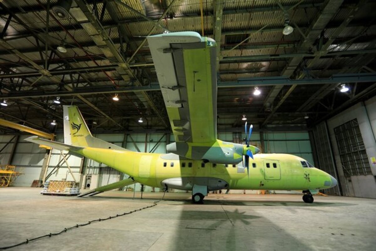 هواپیمای ترابری سیمرغ با حضور وزیر دفاع رونمایی شد هواپیمای ترابری سیمرغ با حضور وزیر دفاع رونمایی شد