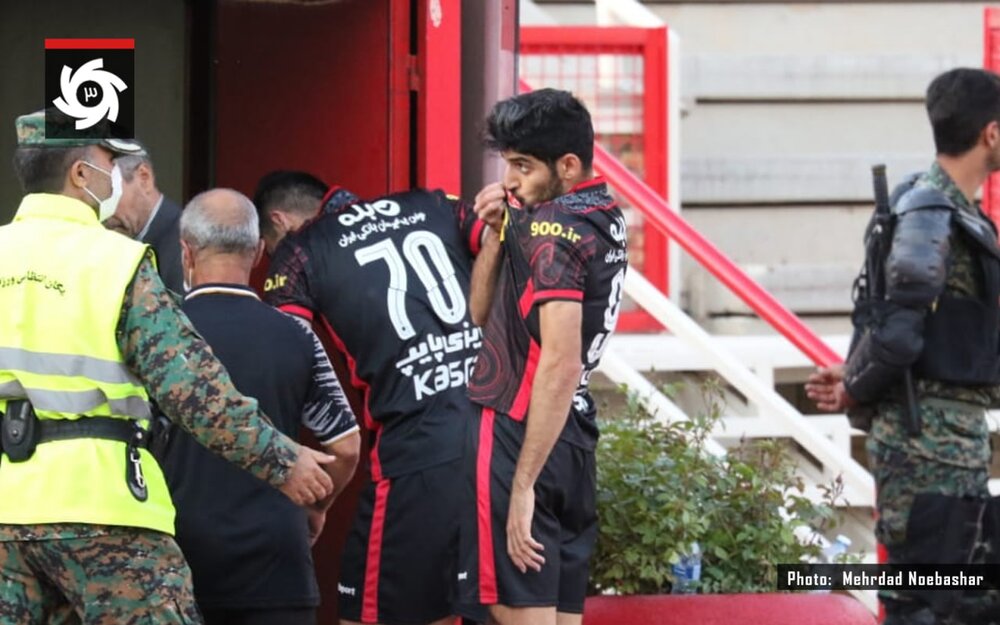 بوسه جنجالی مهدی ترابی مقابل تراکتوریها! + عکس بوسه جنجالی مهدی ترابی مقابل تراکتوریها! + عکس