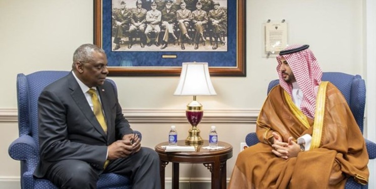 اظهارات ضد ایرانی وزیر دفاع آمریکا در حضور مقام سعودی