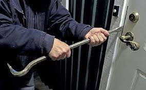 همسایه خانه مرد مرده رو خالی کرد سارق منزل