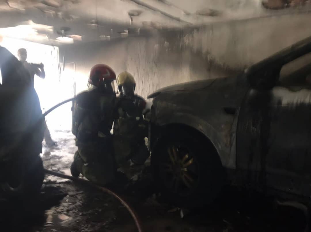 خودروهای لاکچری دود شدند/ نجات ۷ نفر از میان دود و آتش خودروهای لاکچری