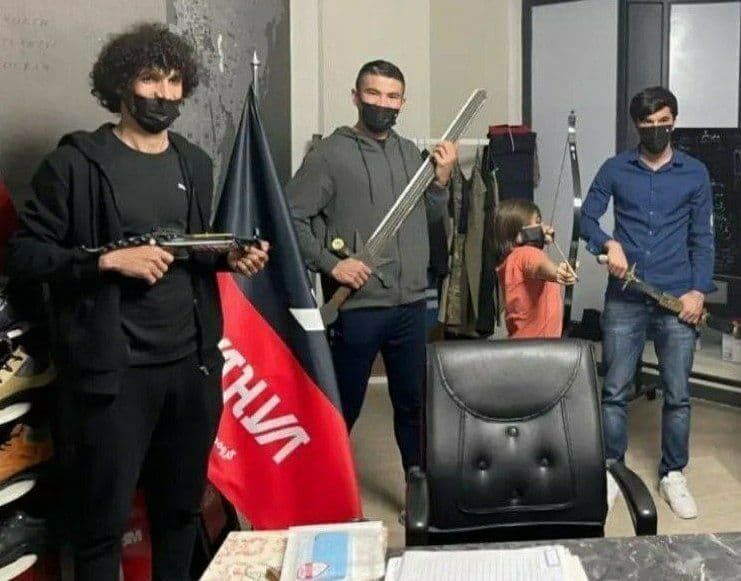 عکسی عجیب از ۳ خارجی پرسپولیس با سلاحهای سرد عکسی عجیب از ۳ خارجی پرسپولیس با سلاحهای سرد