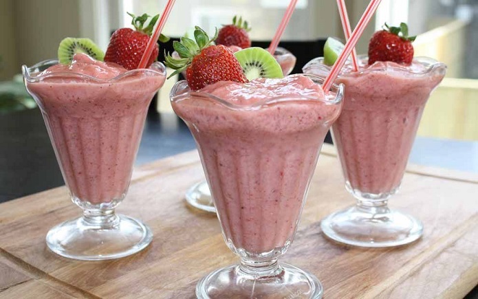 طرز تهیه اسموتی توتفرنگی اسموتی توتفرنگی