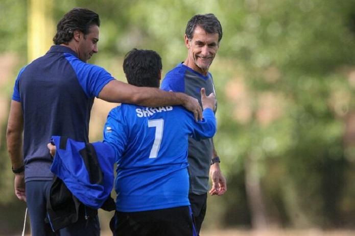 پین به جمع آبیپوشان پیوست استقلال