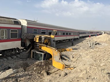 خروج قطار از ریل در محور طبس / تصاویر