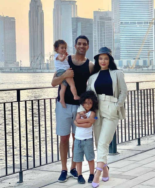 تفریحات سپهر حیدری به همراه همسرش در دوبی + عکس