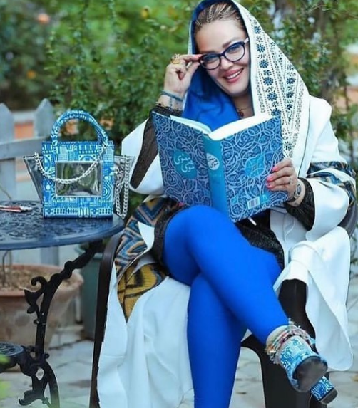 بهاره رهنما با تیپ آبی در حال خوانده مثنوی + عکس بهاره رهنما با تیپ آبی در حال خوانده مثنوی + عکس