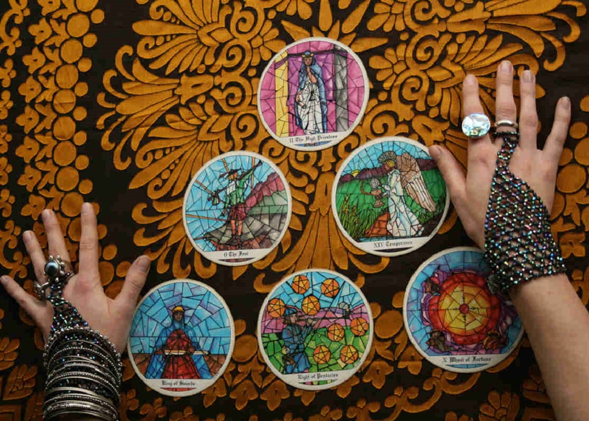 روی آوردن به خرافات و فال گیری روی آوردن به خرافات و فال گیری