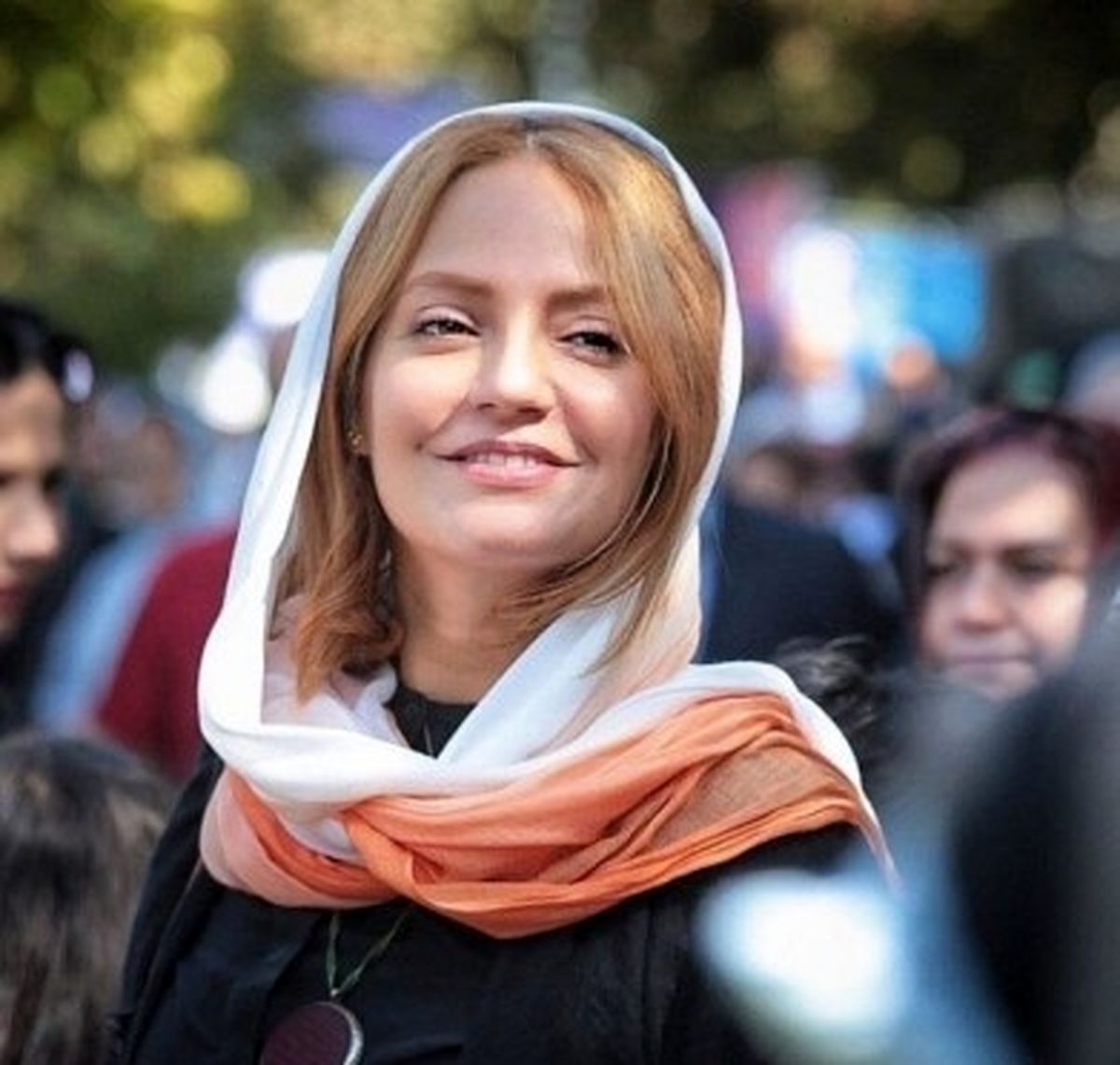 مهناز افشار با پاهای برهنه بر لبه استخر + عکس مهناز افشار با پاهای برهنه بر لبه استخر + عکس