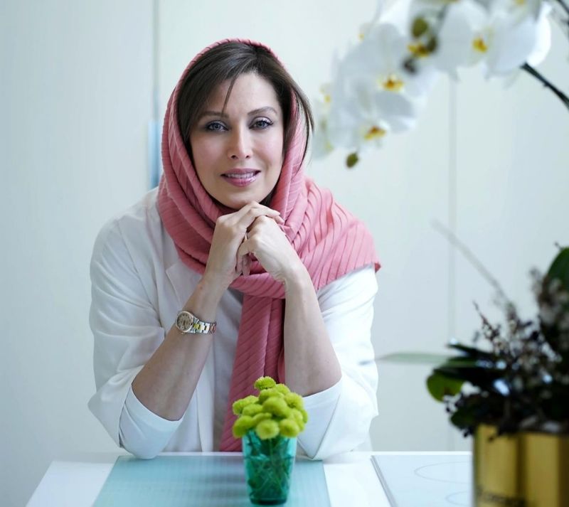 چهره زیبا مهتاب کرامتی با تیپ صورتی + عکس چهره زیبا مهتاب کرامتی با تیپ صورتی + عکس