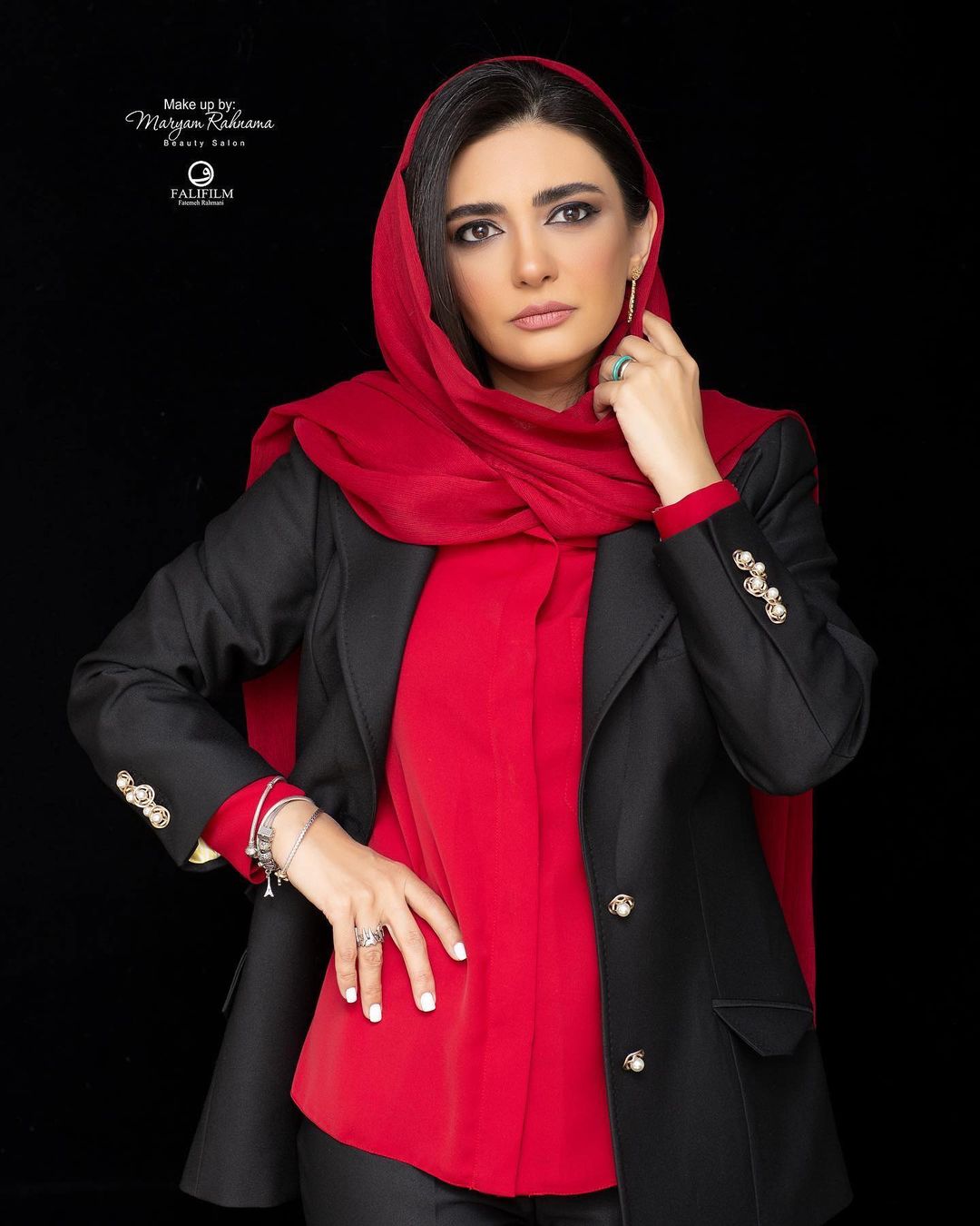 استایل مدلینگ لیندا کیانی با شال قرمز + عکس استایل مدلینگ لیندا کیانی با شال قرمز + عکس