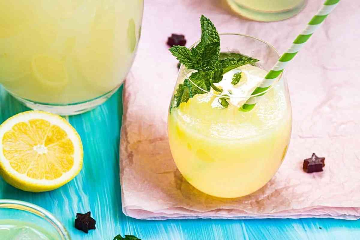 خوراکیها و نوشیدنیهای مفید برای گرمازدگی خوراکیها و نوشیدنیهای مفید برای گرمازدگی