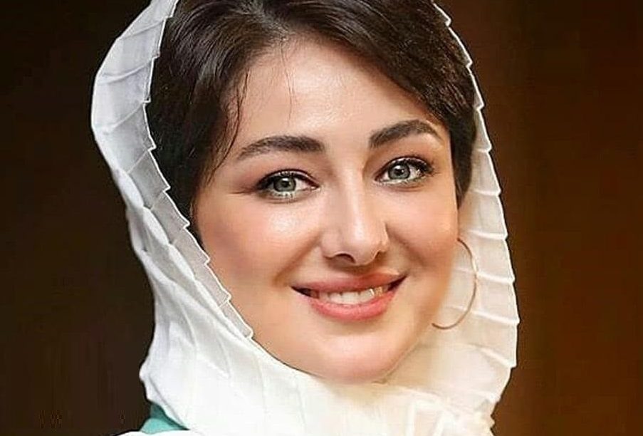 تیپ فیروزه‌ای ویدا جوان در پارک + عکس