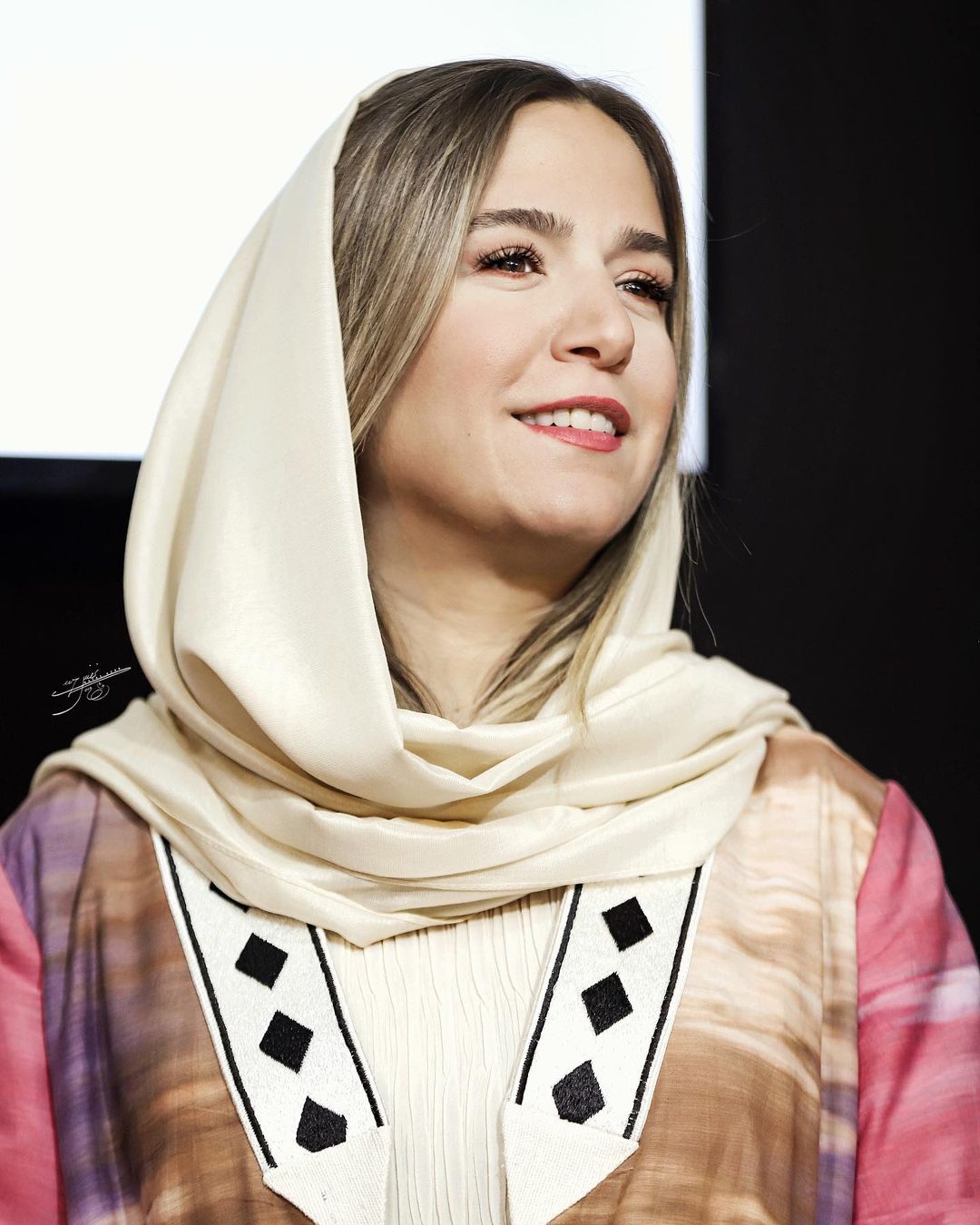 تیپ صورتی ستاره پسیانی در اکران فیلم دوزیست + عکس تیپ صورتی ستاره پسیانی در اکران فیلم دوزیست + عکس