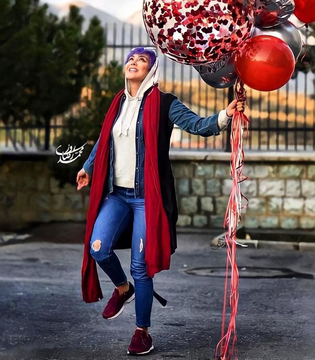 استایل عجیب مریم معصومی در کنار دیوار آبی + عکس