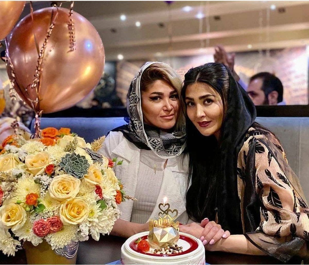 استایل عجیب مریم معصومی در کنار دیوار آبی + عکس