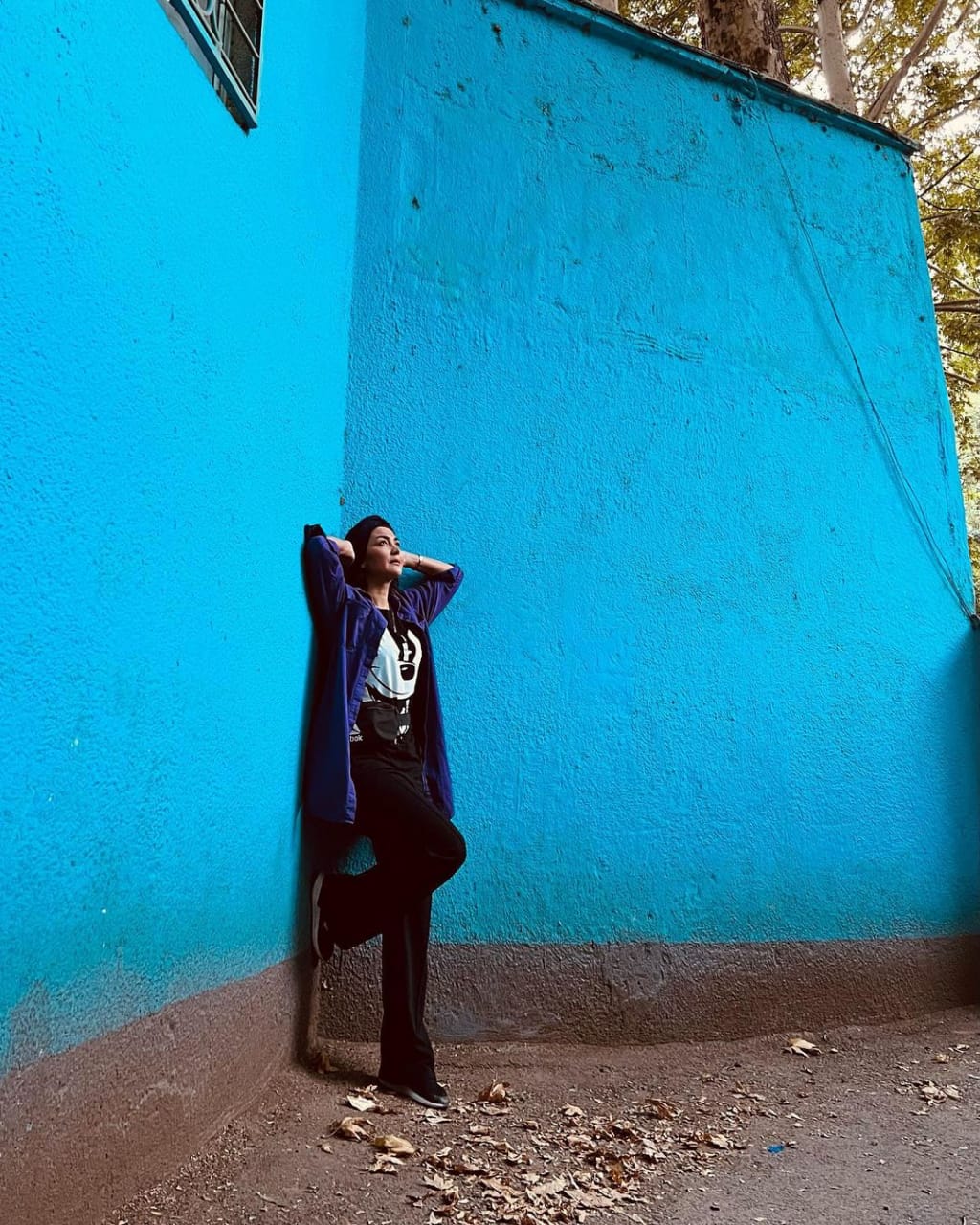 استایل عجیب مریم معصومی در کنار دیوار آبی + عکس